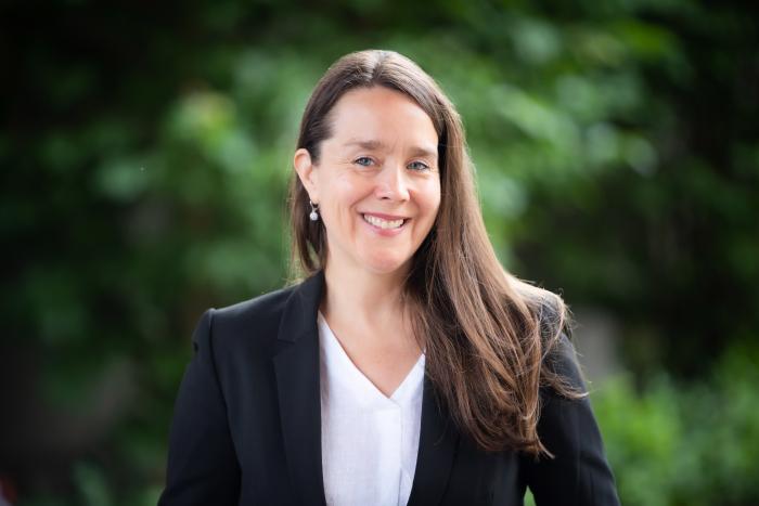 Dr. Amy Austin Holmes headshot